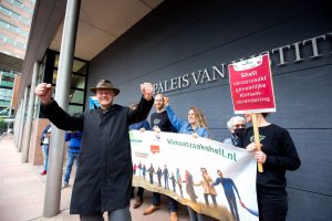 Donald Pols celebrates Dutch Climate Case victory against Shell Photo: Milieudefensie
